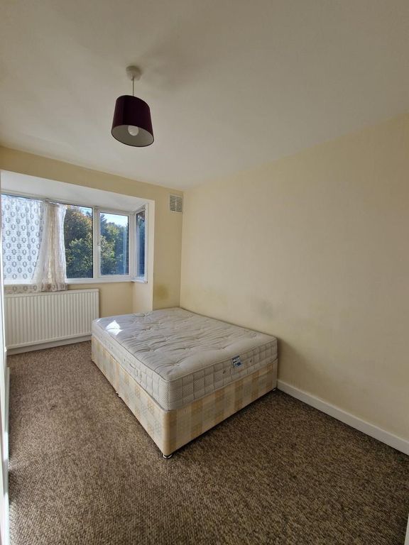 Room to rent in Eaton Green Road, Luton LU2, £575 pcm