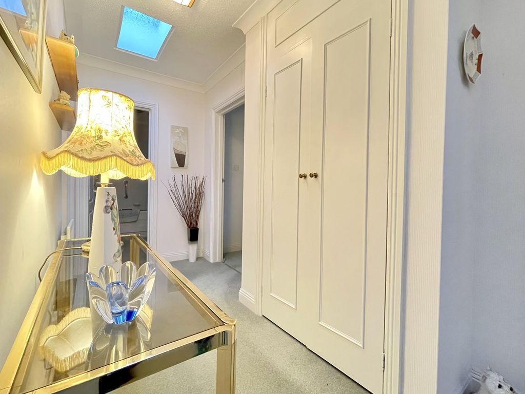3 bed flat for sale in Branksome Wood Road, Bournemouth BH2, £300,000