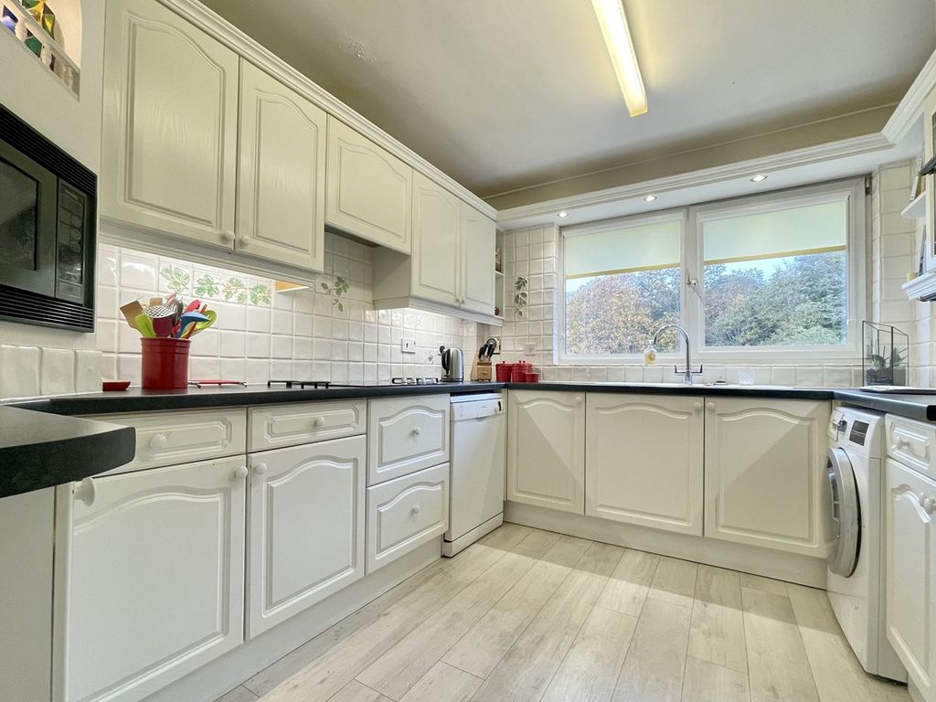 3 bed flat for sale in Branksome Wood Road, Bournemouth BH2, £300,000