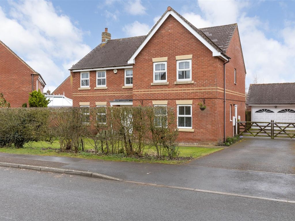 5 bed detached house for sale in Green Lane, Devizes SN10, £650,000