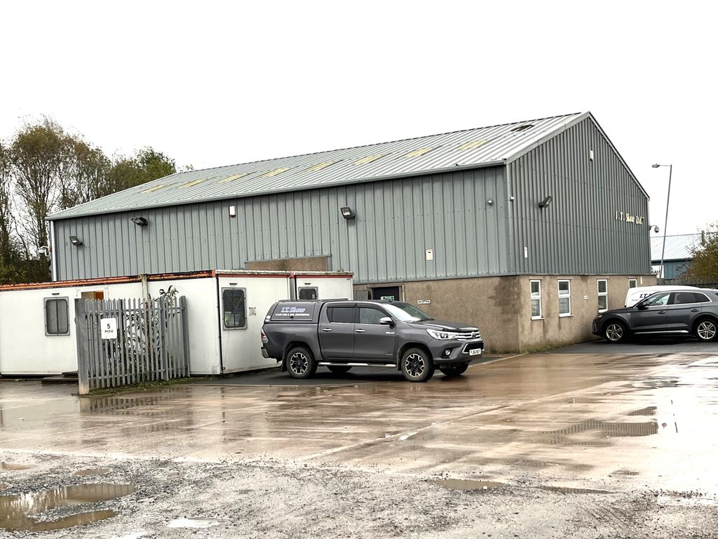 Warehouse to let in It Shaw, Low Mill Business Park, Ulverston, Cumbria 9EE LA12, £28,000 pa