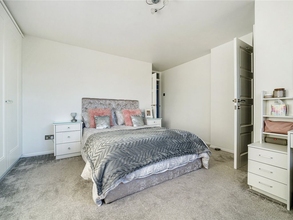 4 bed detached house for sale in Bearwood Close, Potters Bar, Hertfordshire EN6, £850,000
