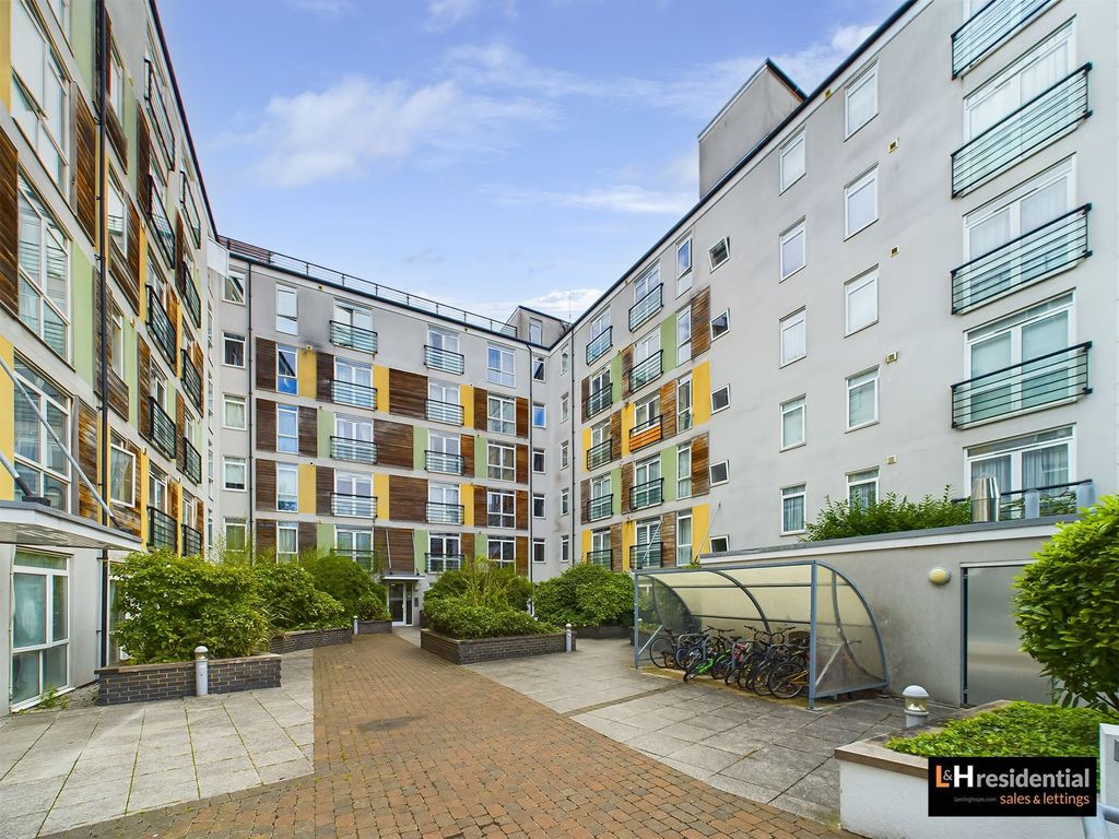 1 bed flat for sale in Maxwell Road, Foster House WD6, £220,000