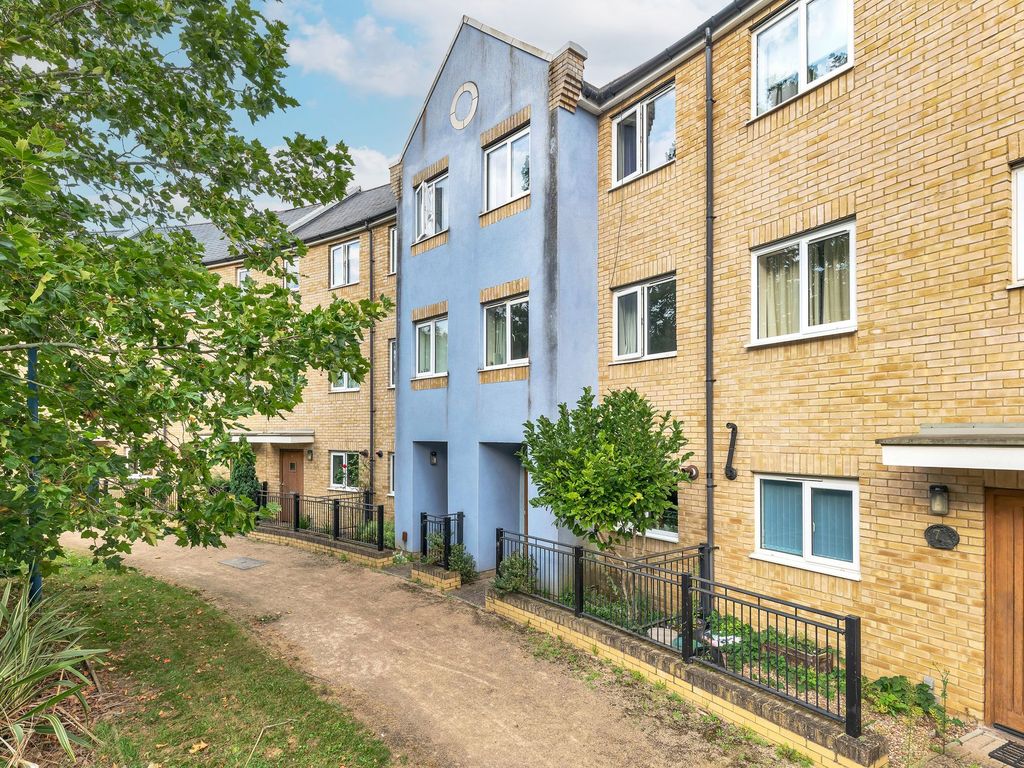 3 bed town house for sale in Newingham Crescent, Cambridge CB4, £210,000