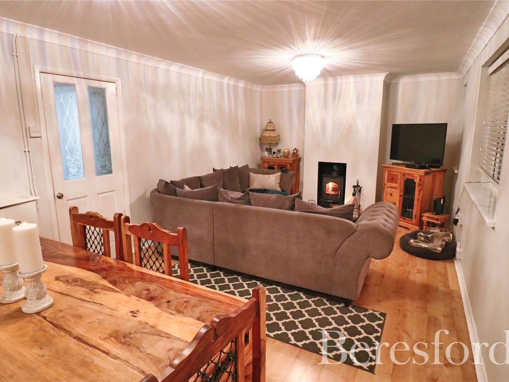 3 bed flat for sale in Queensway, Ongar CM5, £265,000