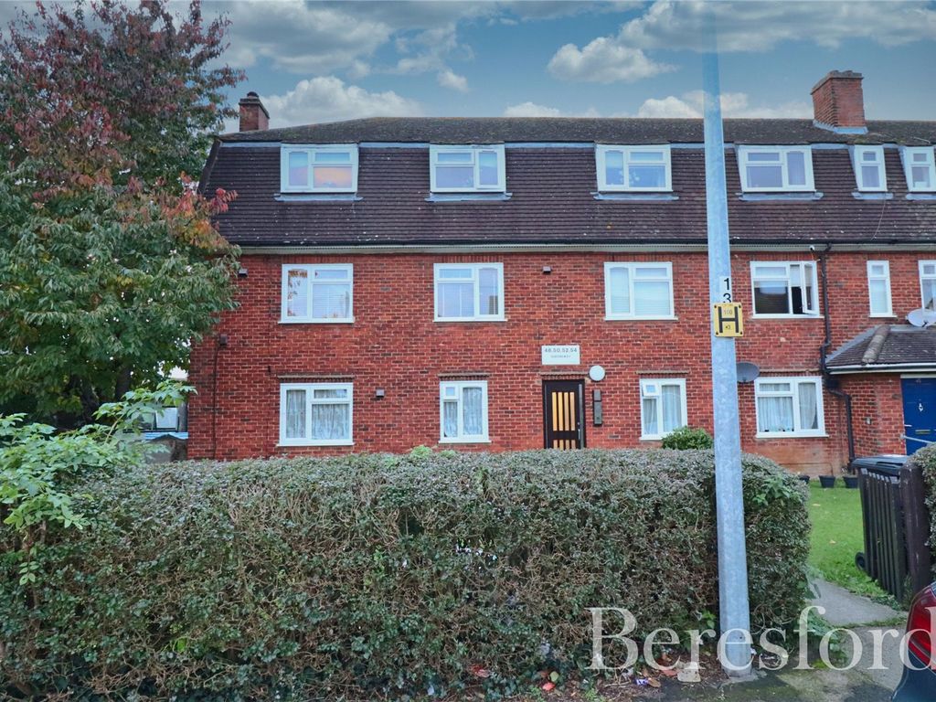 3 bed flat for sale in Queensway, Ongar CM5, £265,000