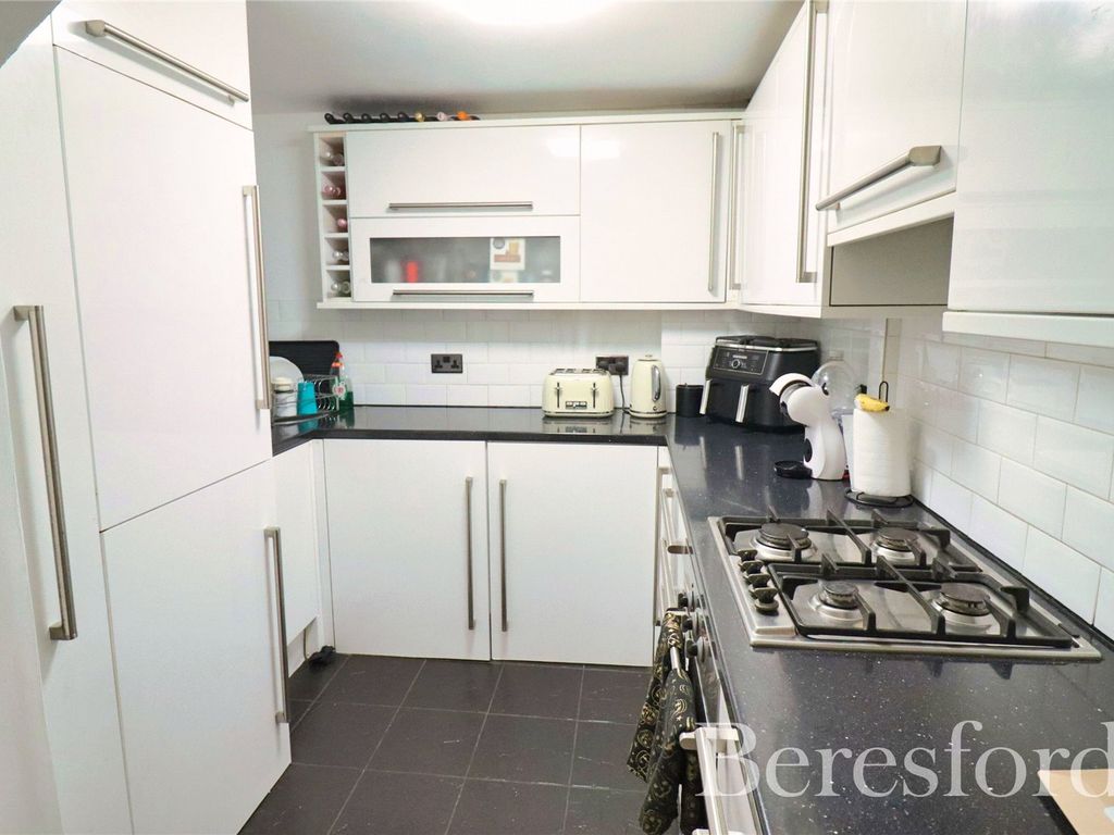 3 bed flat for sale in Queensway, Ongar CM5, £265,000