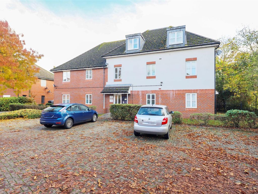 1 bed flat for sale in Reid Close, Hayes UB3, £220,000