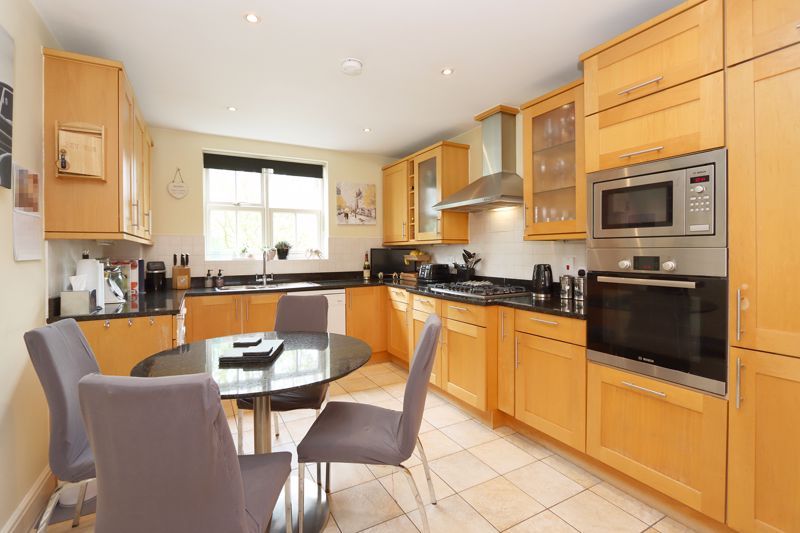 2 bed flat for sale in Bradfield House, The Boulevard, Woodford Green IG8, £550,000