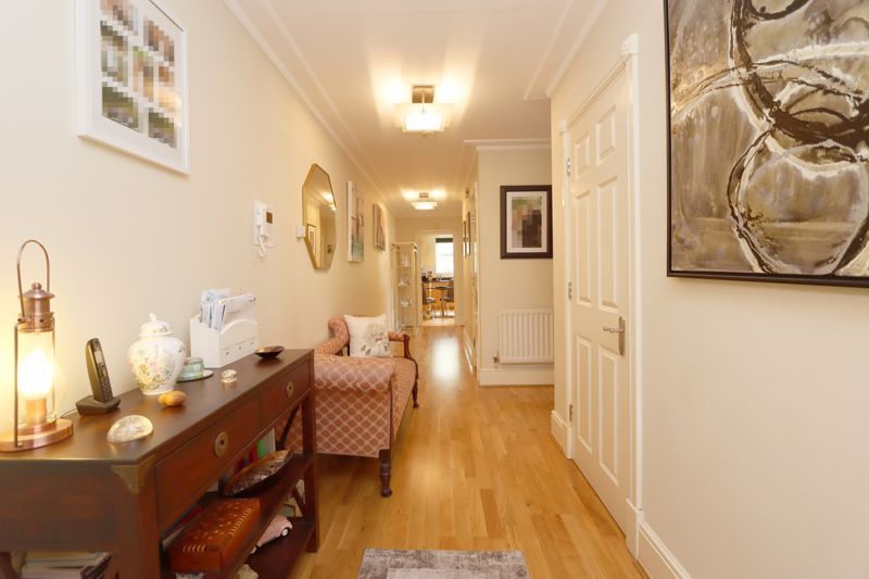 2 bed flat for sale in Bradfield House, The Boulevard, Woodford Green IG8, £550,000
