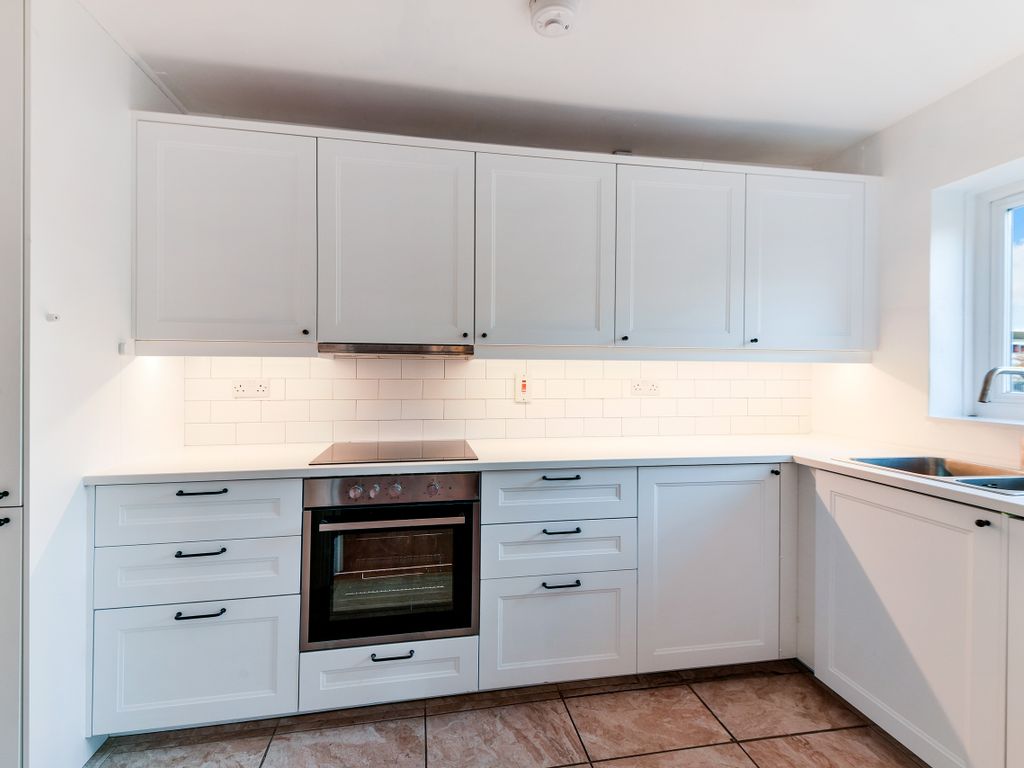 2 bed flat to rent in Fuller Close, Shoreditch, London E2, £2,250 pcm