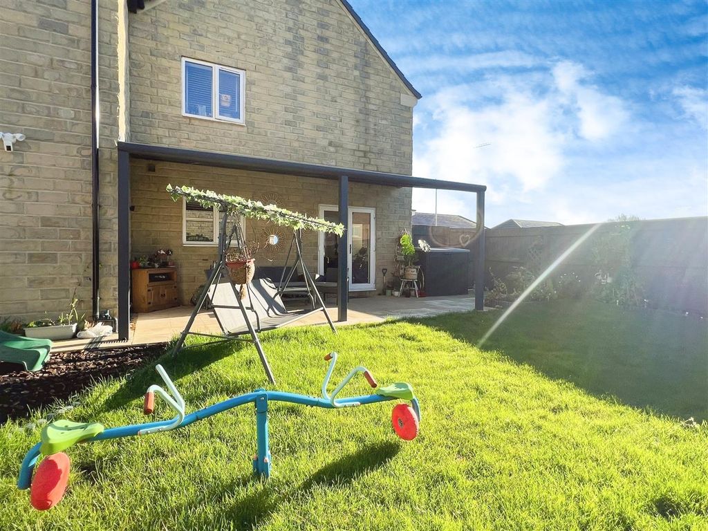 5 bed property for sale in Alston Meadows, Longridge, Preston PR3, £359,995