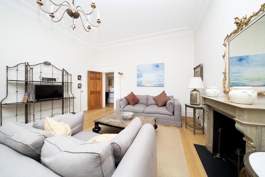 2 bed flat to rent in Roland Gardens, South Ken SW7, £4,008 pcm