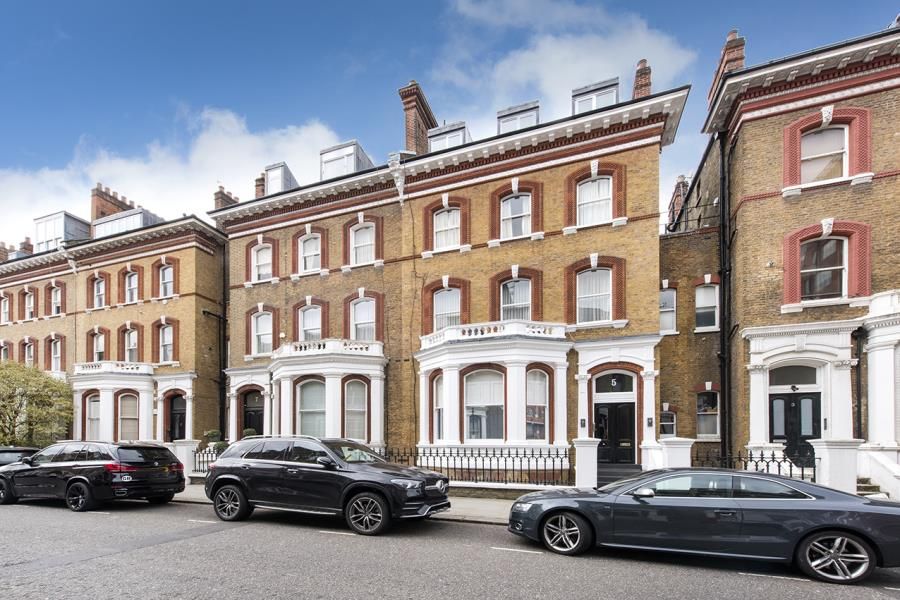 2 bed flat to rent in Roland Gardens, South Ken SW7, £4,008 pcm