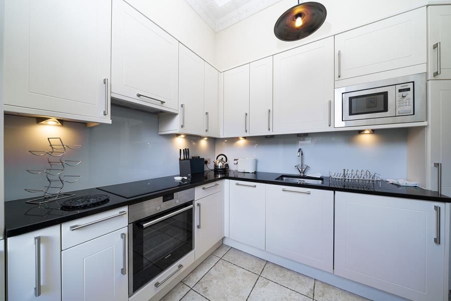 2 bed flat to rent in Roland Gardens, South Ken SW7, £4,008 pcm