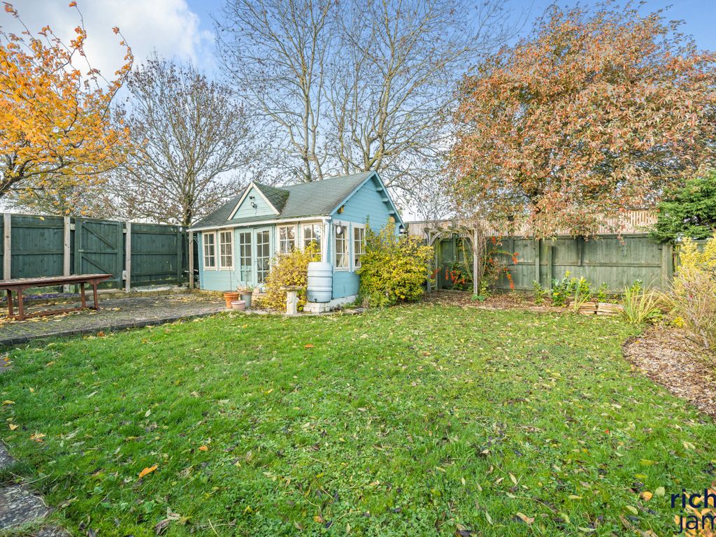 4 bed bungalow for sale in Beverley, Toothill, Swindon, Wiltshire SN5, £425,000