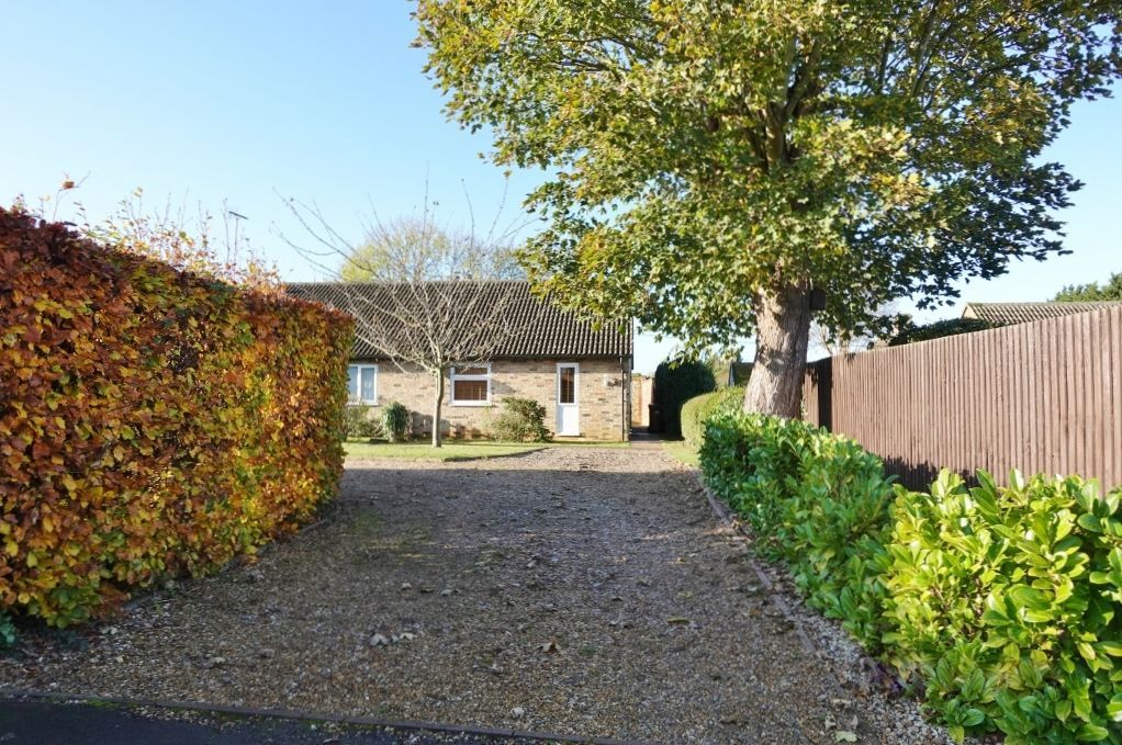 2 bed bungalow to rent in The Orchard, Ashley, Newmarket CB8, £1,200 pcm