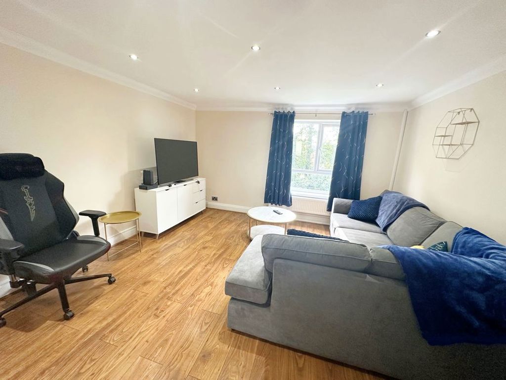 2 bed flat to rent in Southcroft, Washington NE38, £675 pcm