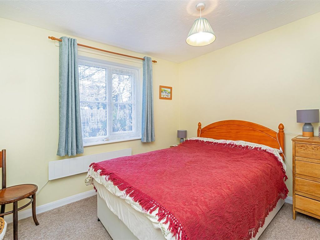 2 bed flat for sale in Langridge Mews, Hampton TW12, £314,950