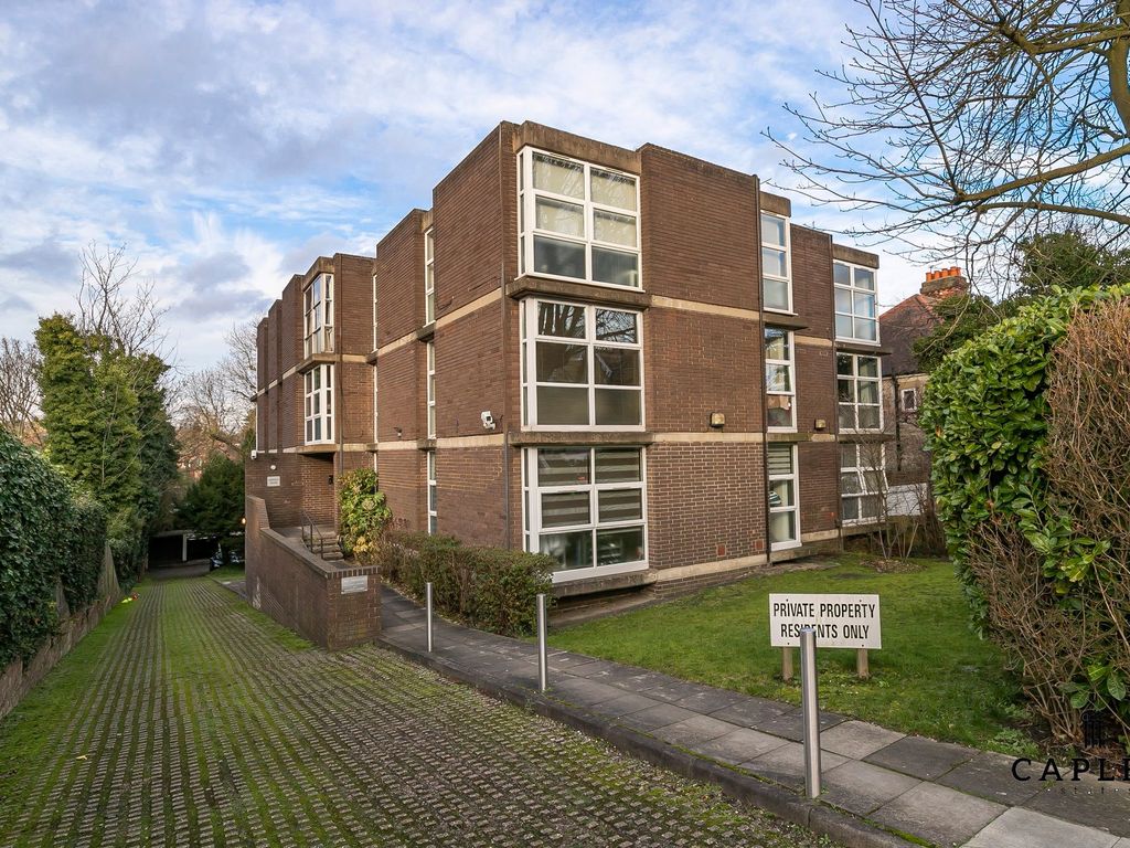 1 bed flat for sale in Palmerston Road, Harefield House IG9, £295,000