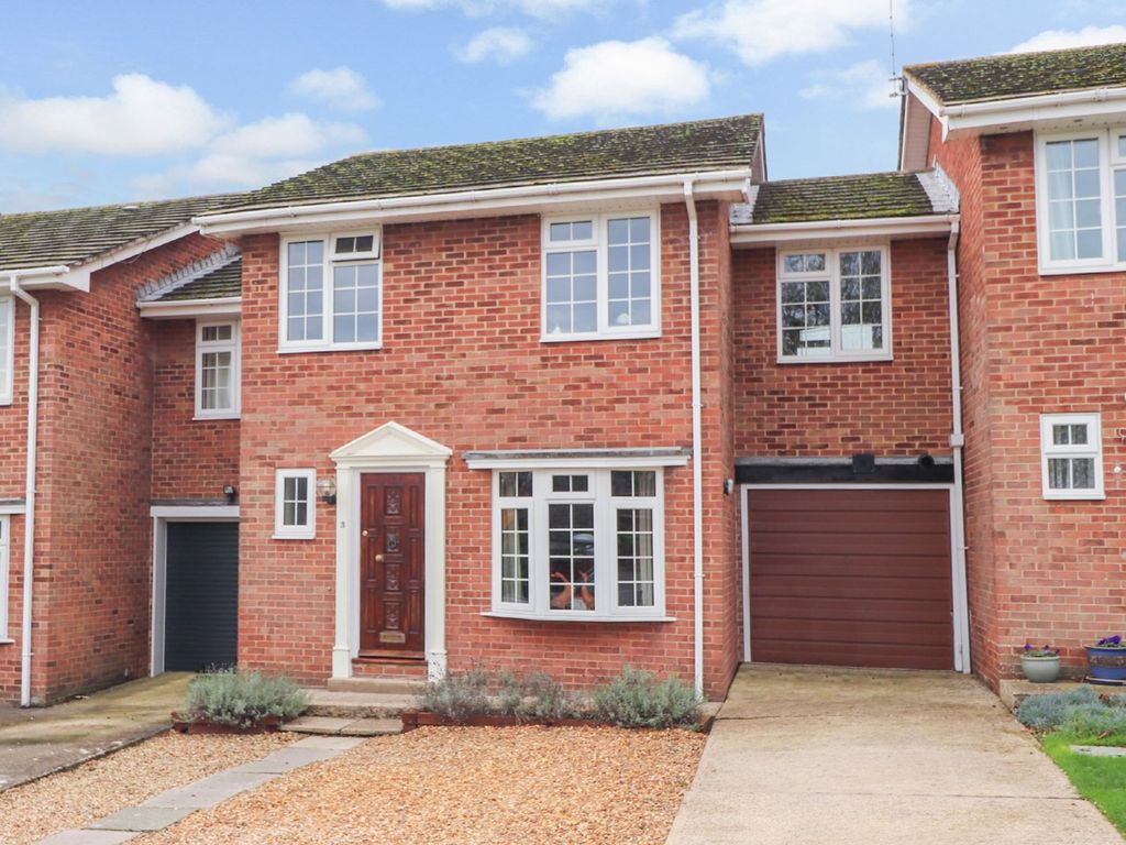 4 bed terraced house for sale in Claylands Court, Bishops Waltham SO32, £425,000