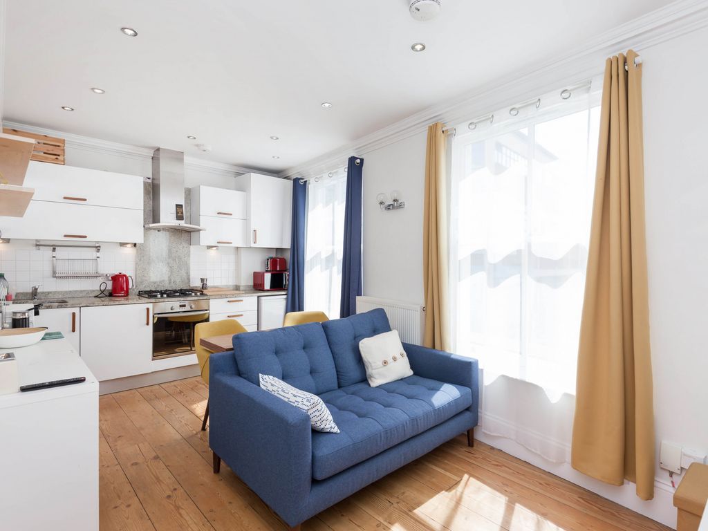 1 bed flat for sale in Balls Pond Road, London N1, £300,000