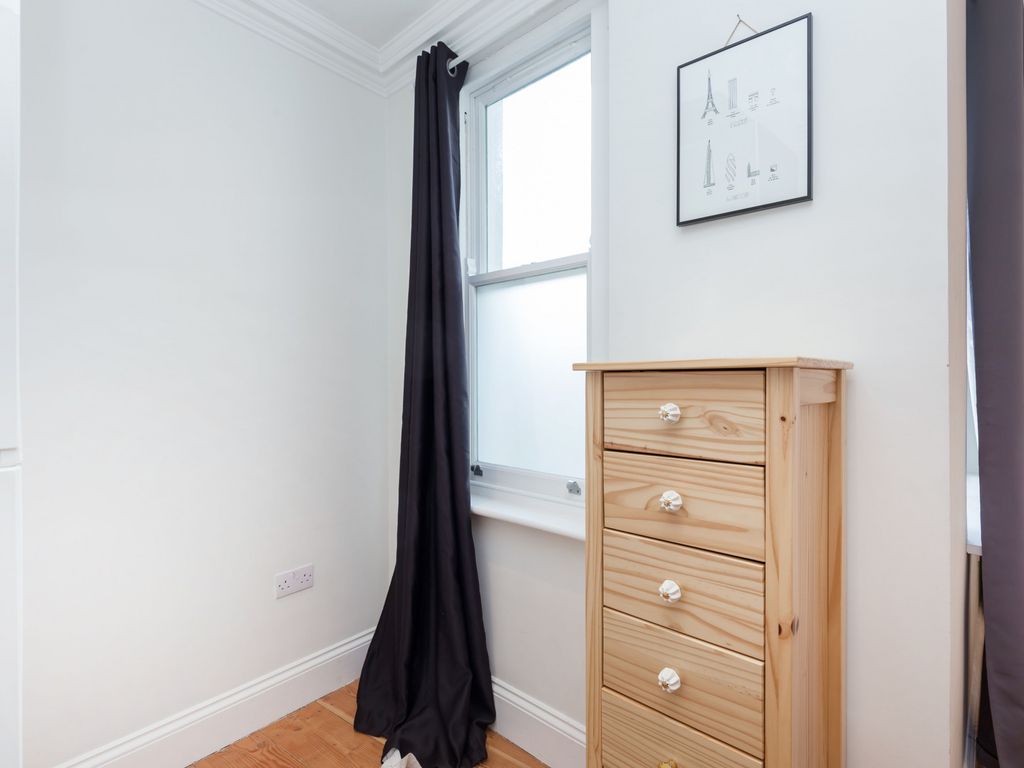 1 bed flat for sale in Balls Pond Road, London N1, £300,000