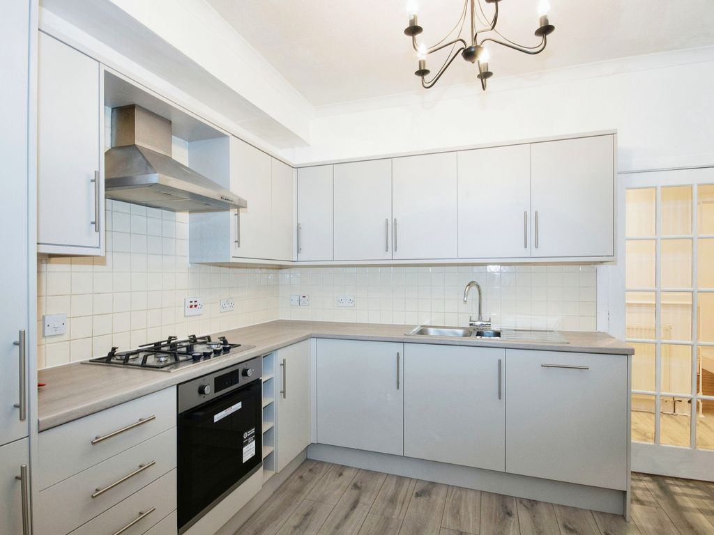 2 bed flat for sale in Broomhill Road, Aberdeen AB10, £160,000