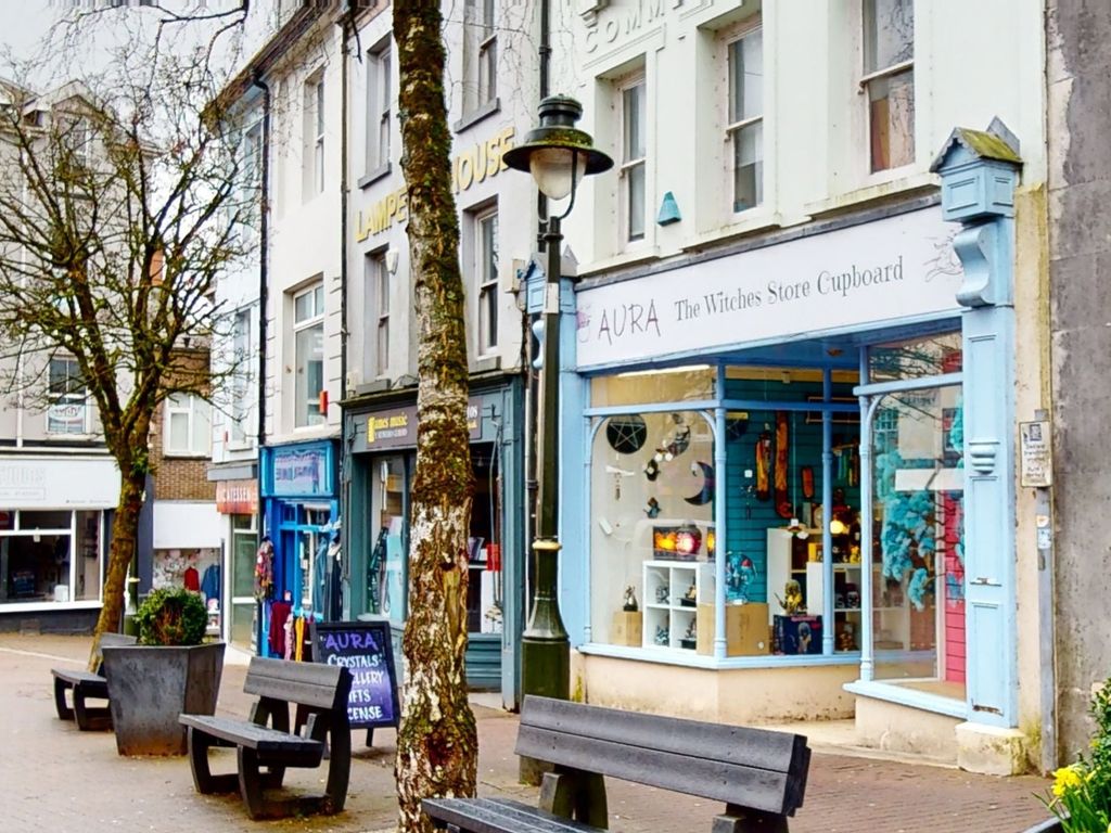 Retail premises to let in Nott Square, Carmarthen, Carmarthenshire SA31, £8,100 pa