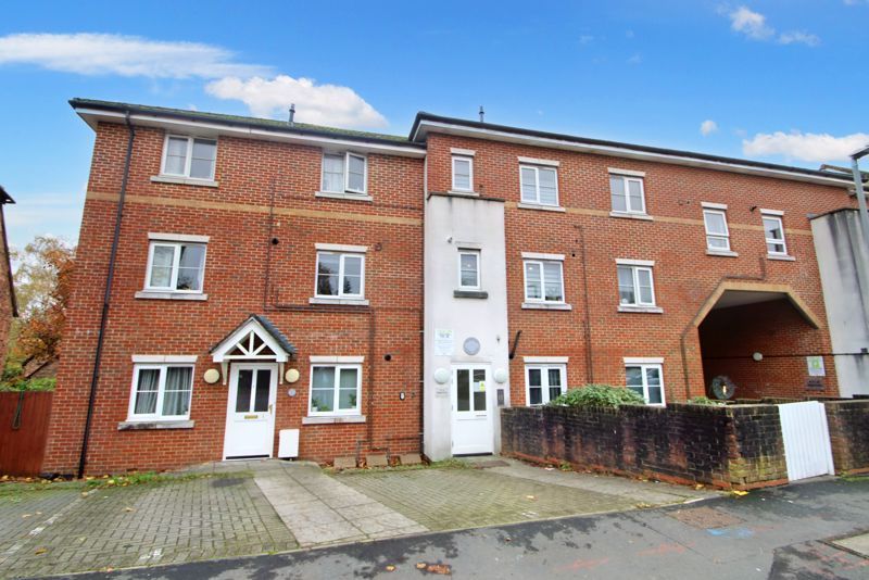 2 bed flat for sale in Vipont Court, High Wycombe HP12, £230,000