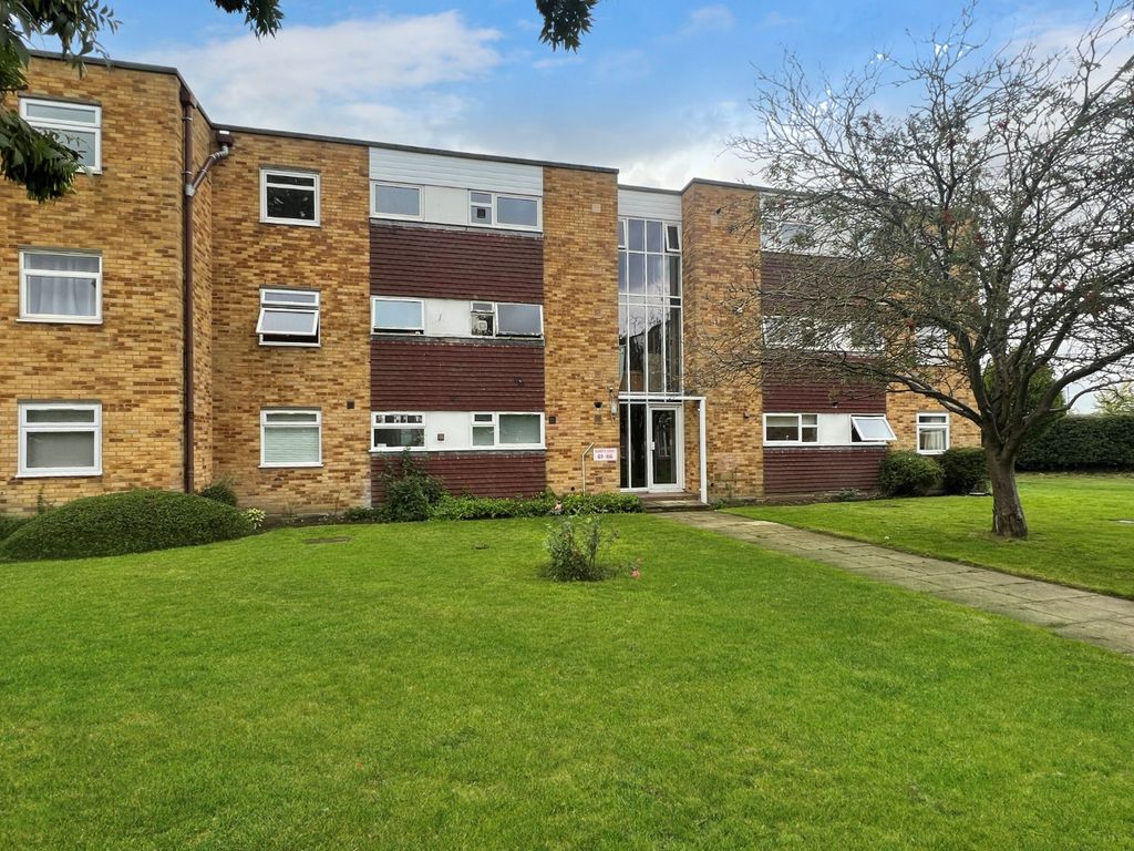 2 bed flat for sale in Bishops Court, Trumpington, Cambridge CB2, £275,000
