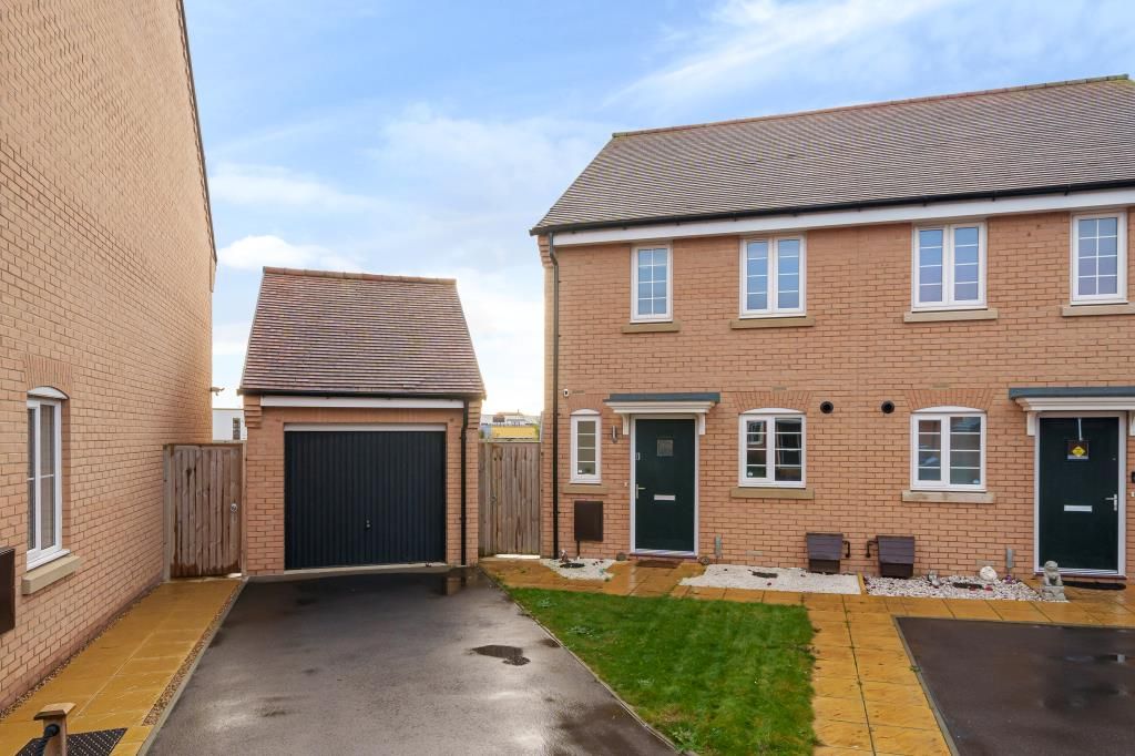 2 bed semi-detached house for sale in Clemens Road, Aylesbury HP18, £325,000