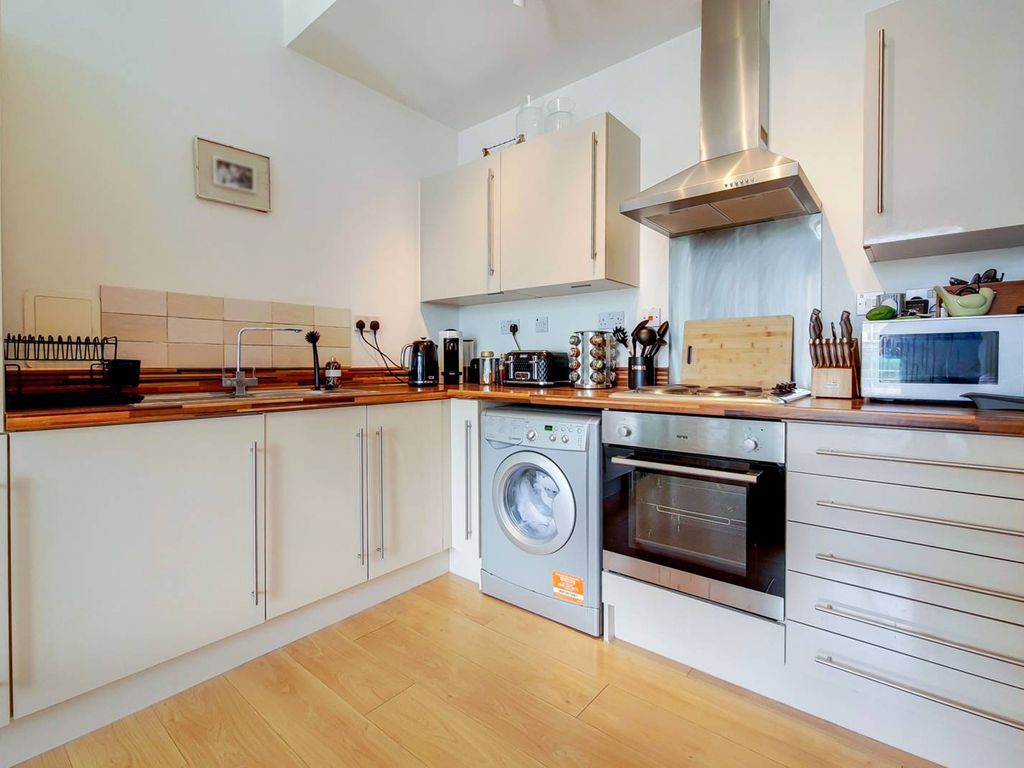 1 bed flat to rent in Cornell Square, Vauxhall, London SW8, £3,900 pcm