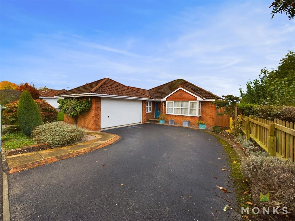 3 bed detached bungalow for sale in High Fawr Avenue, Oswestry SY11, £387,000