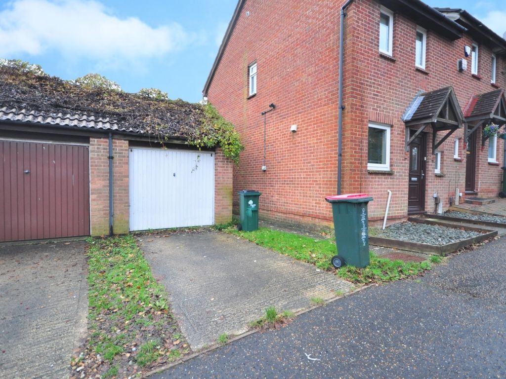 2 bed end terrace house to rent in Hillingdale, Crawley RH11, £1,450 pcm