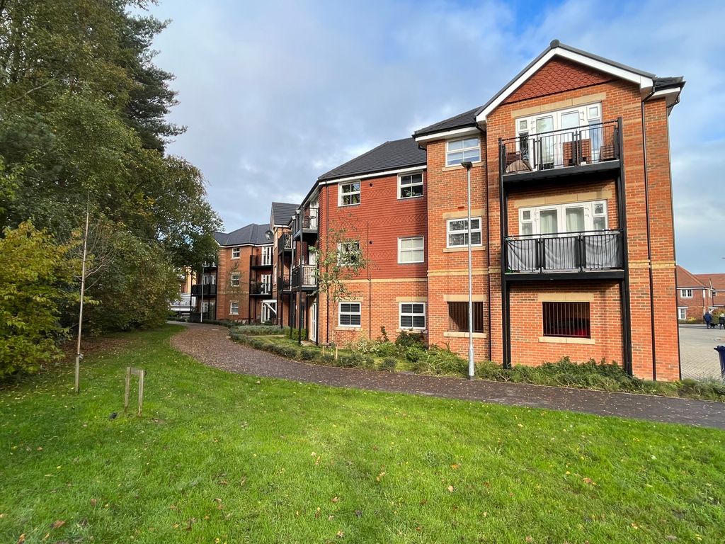 1 bed flat for sale in Wright Avenue, Blackwater, Camberley GU17, £123,000
