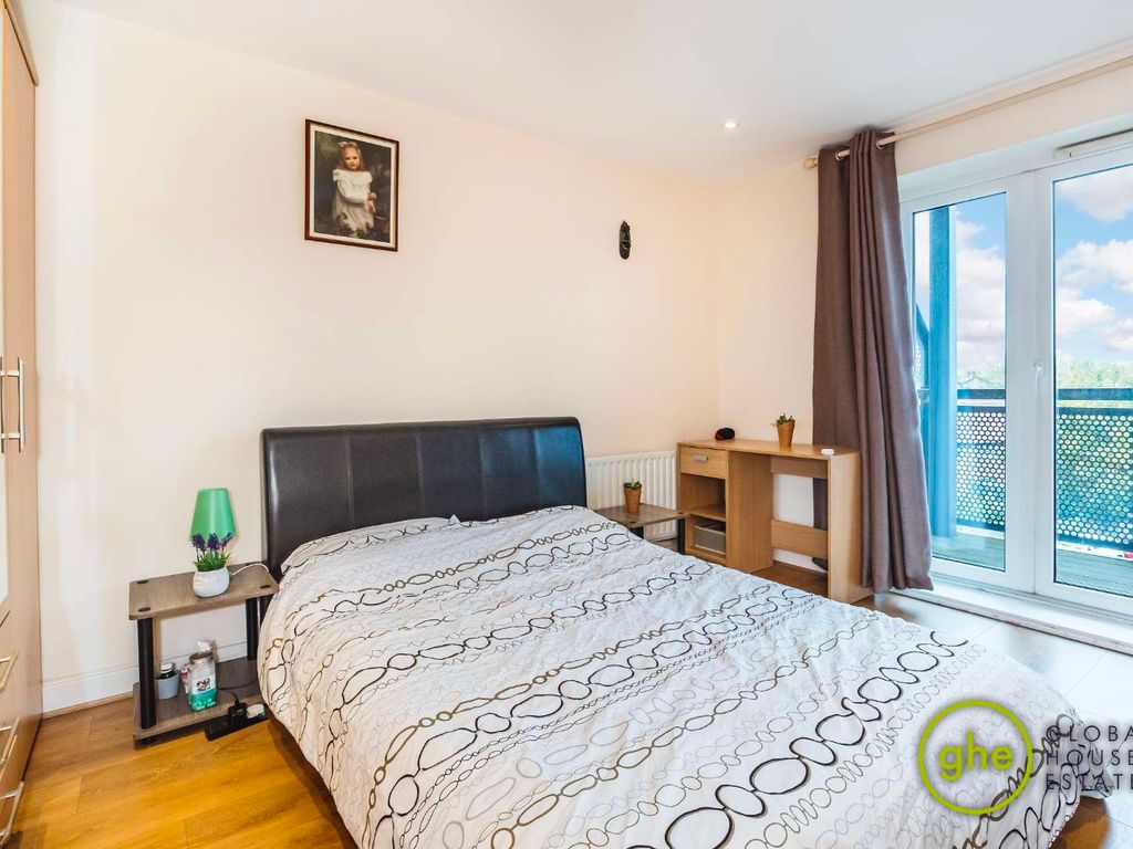 1 bed flat for sale in Radford Court, Peckham, London SE15, £340,000