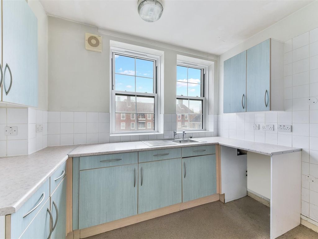 2 bed flat for sale in Eversholt Street, London NW1, £450,000