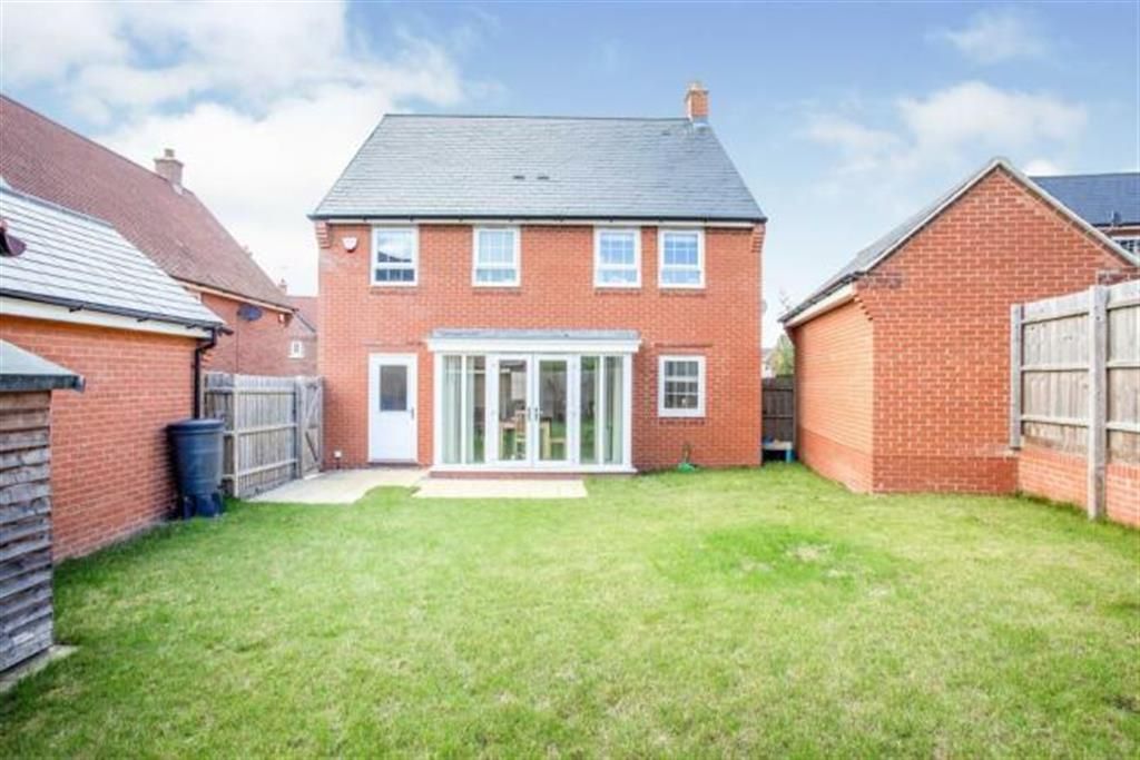 4 bed detached house for sale in Rosemary Close, Buckingham MK18, £590,000