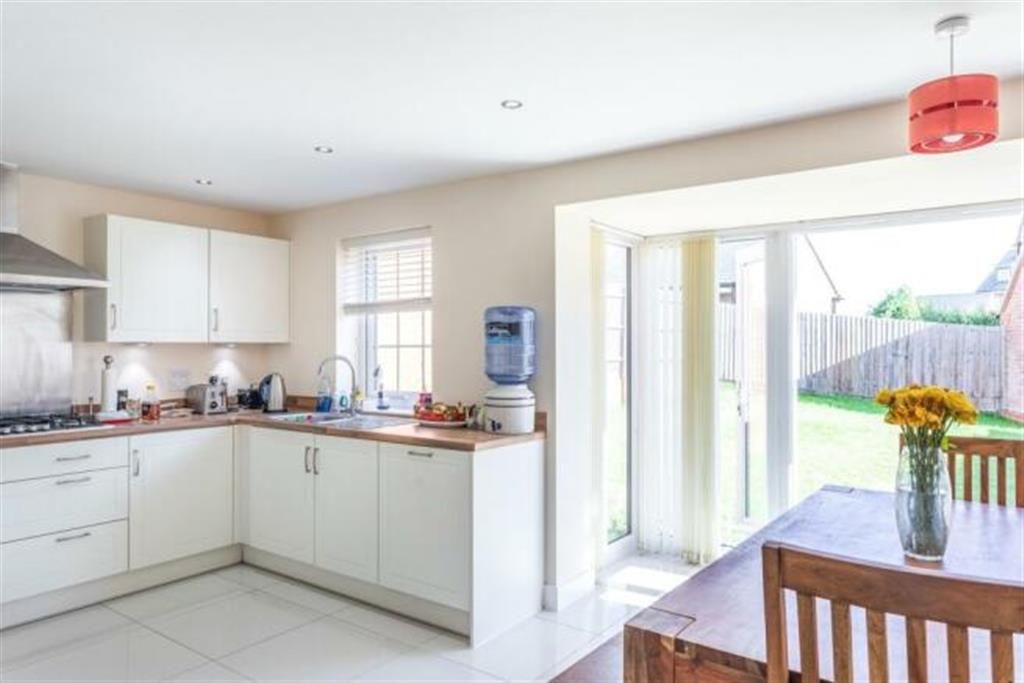 4 bed detached house for sale in Rosemary Close, Buckingham MK18, £590,000