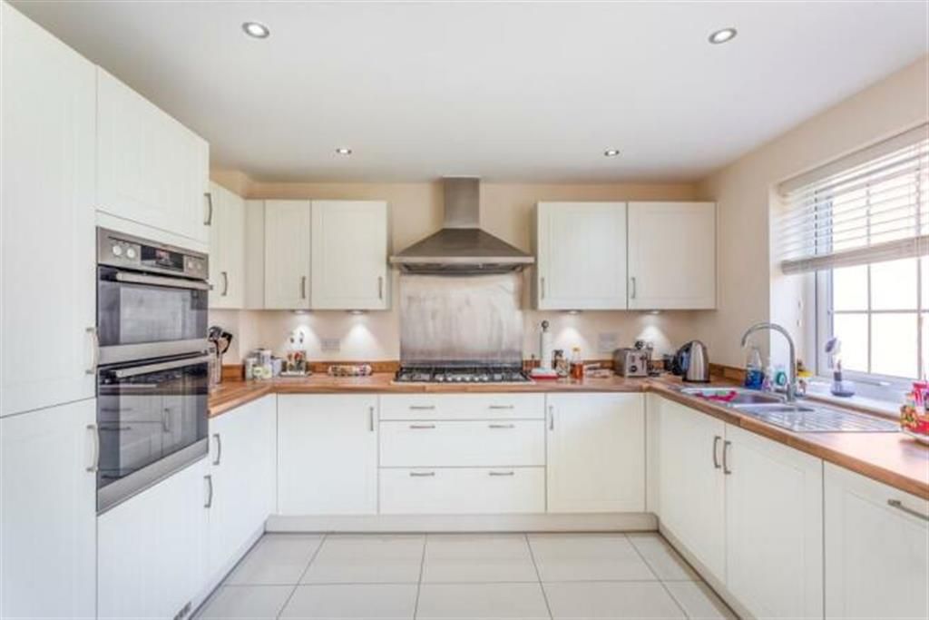 4 bed detached house for sale in Rosemary Close, Buckingham MK18, £590,000