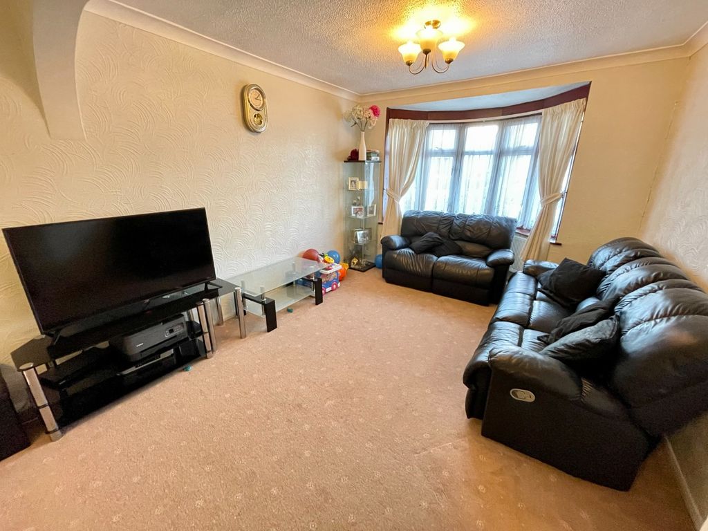 3 bed end terrace house for sale in Willow Way, Luton, Bedfordshire LU3, £325,000