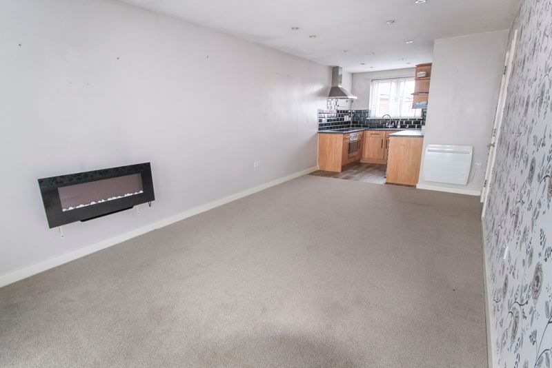 1 bed flat for sale in Westway, Caterham CR3, £217,950
