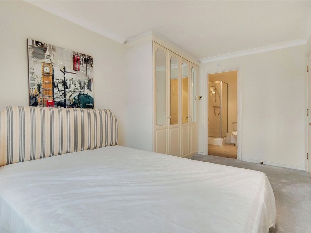2 bed flat to rent in Royal Belgrave House, Hugh Street SW1V, £3,000 pcm