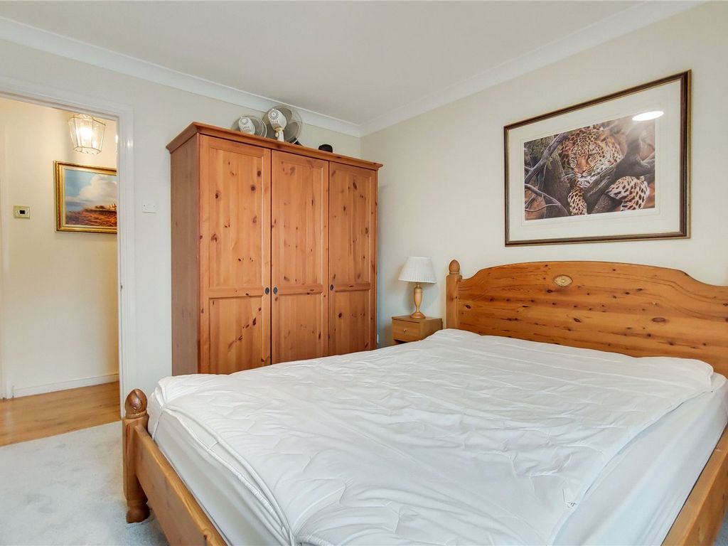 2 bed flat to rent in Royal Belgrave House, Hugh Street SW1V, £3,000 pcm