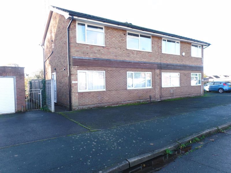 2 bed flat to rent in Barnmeadow Road, Newport TF10, £725 pcm