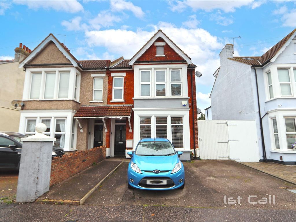 2 bed flat for sale in Ambleside Drive, Southend-On-Sea SS1, £235,000