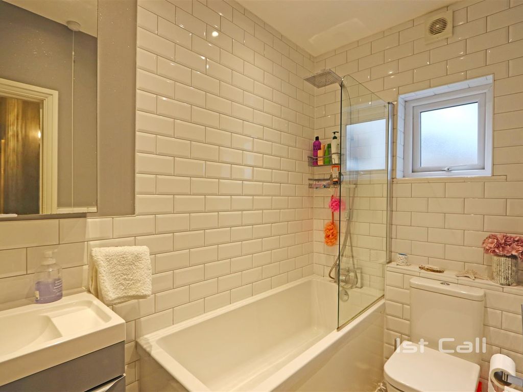 2 bed flat for sale in Ambleside Drive, Southend-On-Sea SS1, £235,000