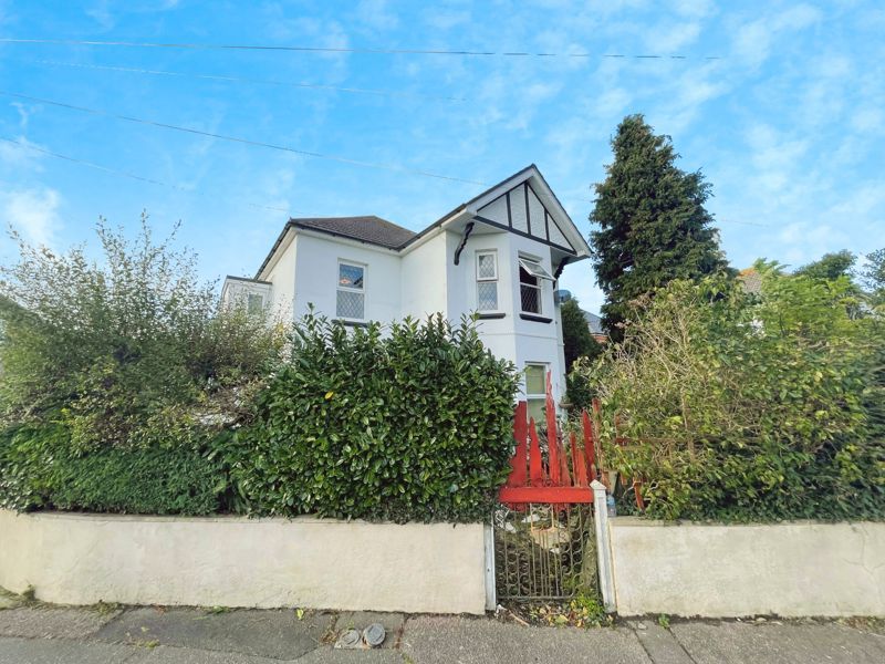 2 bed flat for sale in Bennett Road, Bournemouth BH8, £240,000