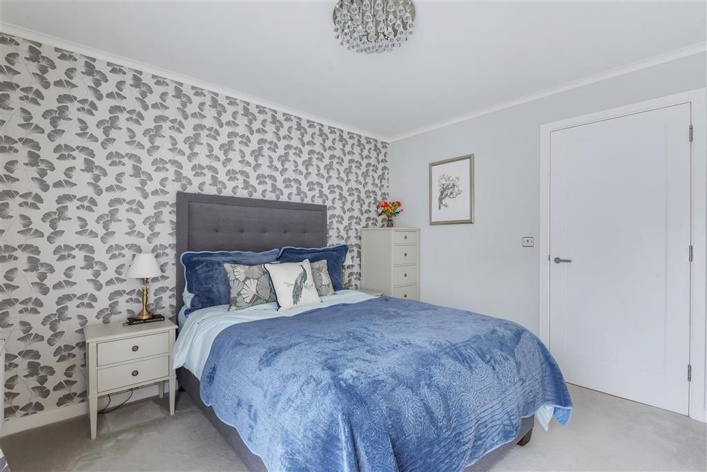 2 bed flat for sale in Eden Road, Dunton Green, Sevenoaks, Kent TN14, £425,000